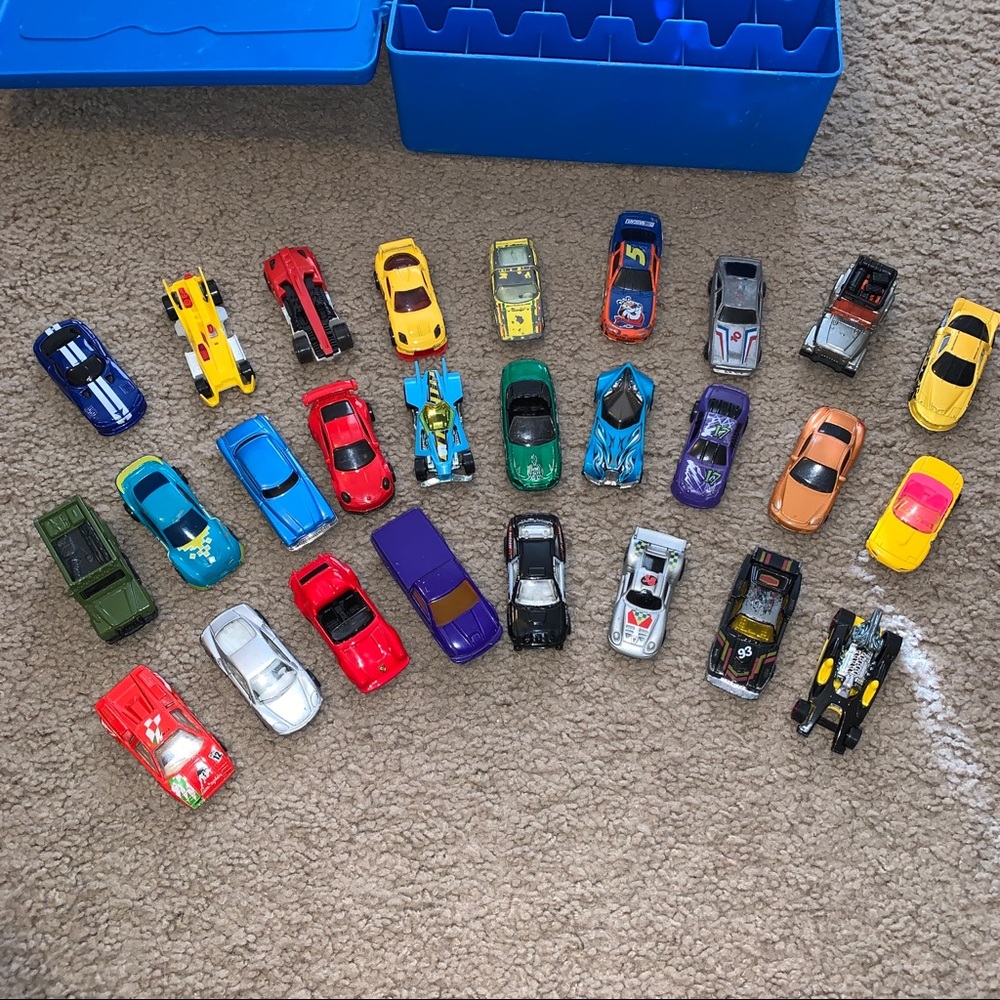 Hot wheels car carrying case and 27 assorted cars